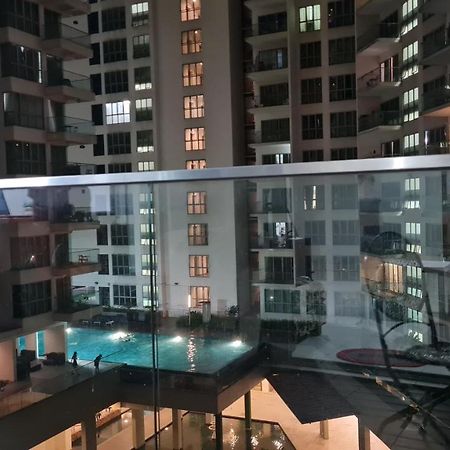 Hostel At Regalia Sky Pool Куала Лумпур Екстериор снимка