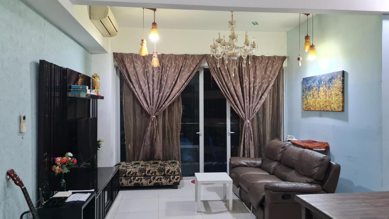 Hostel At Regalia Sky Pool Куала Лумпур Екстериор снимка