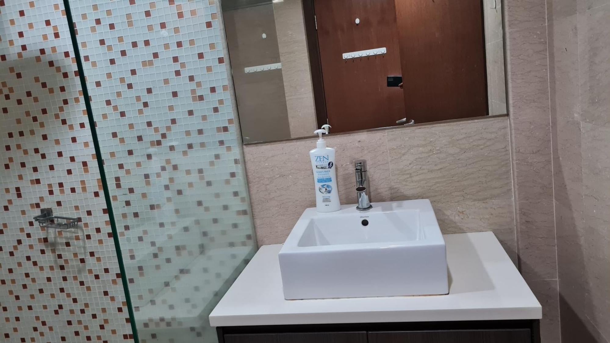 Hostel At Regalia Sky Pool Куала Лумпур Екстериор снимка